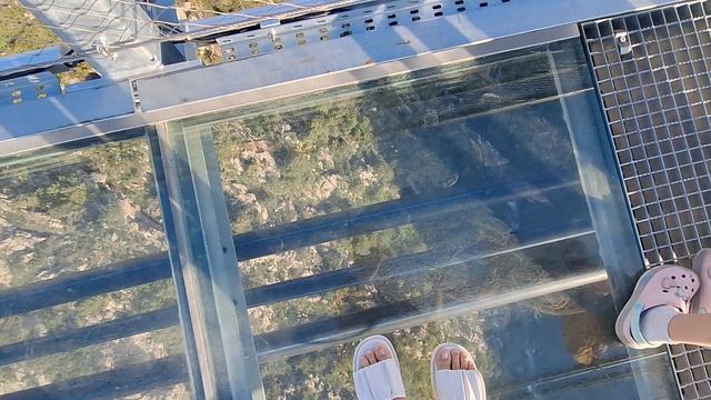 переходим стеклянный мост в горах