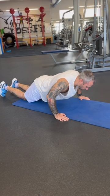 отжимание с широкой постановкой рук