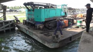 Гигантская баржа не вписалась в шлюз.