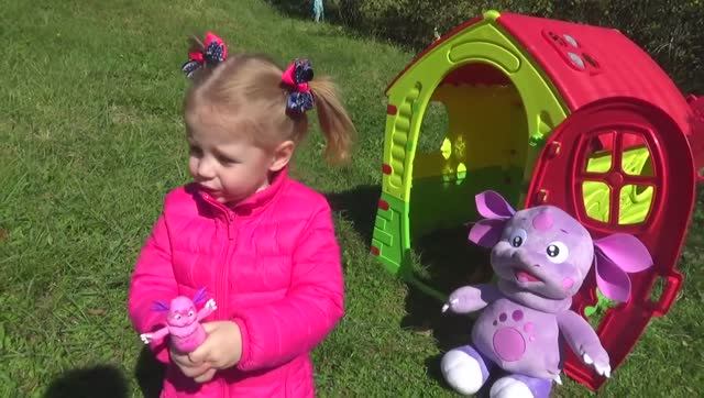 Настя помогает другу найти его друзей смотреть онлайн