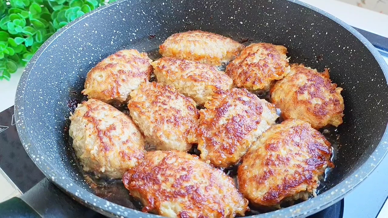 Котлеты с картофелем вкусно бюджетно - целая сковорода котлет из 200 г фарша👍 смотреть онлайн