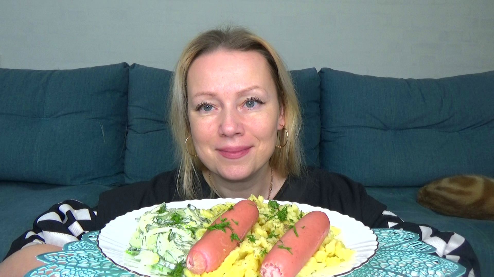 Мукбанг обед перед хоккеем. Макароны с сосисками, салат огуречный. Еда. смотреть онлайн