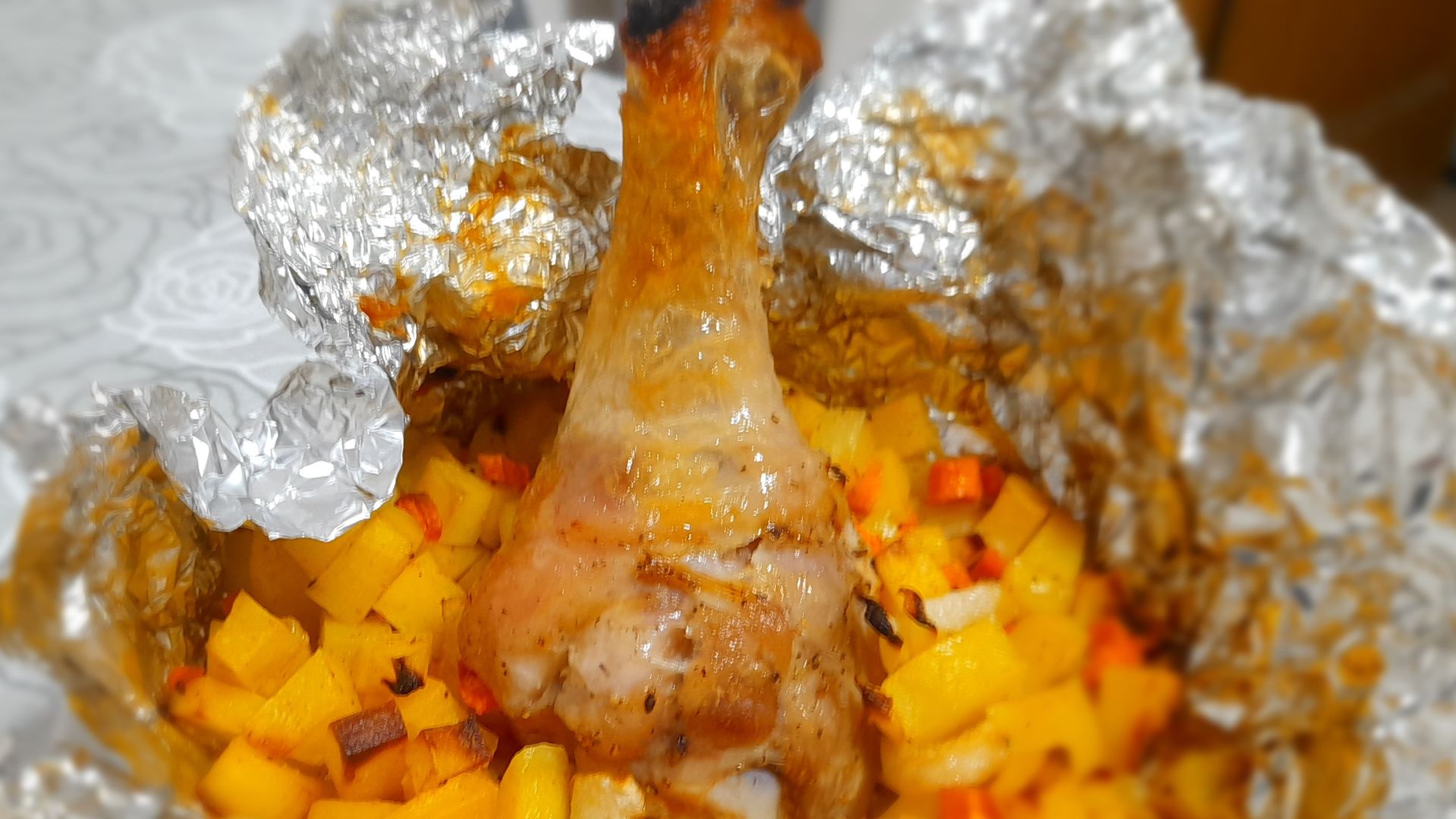 Голени с овощами в аэрогриле