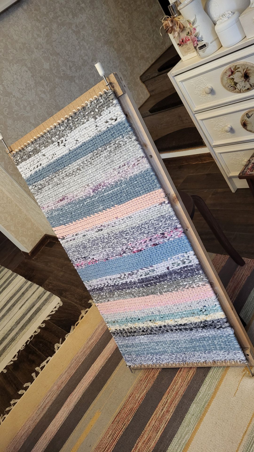 Плету КОВРИК из лоскутов на РАМЕ своими руками — Коврик ГОТОВ!