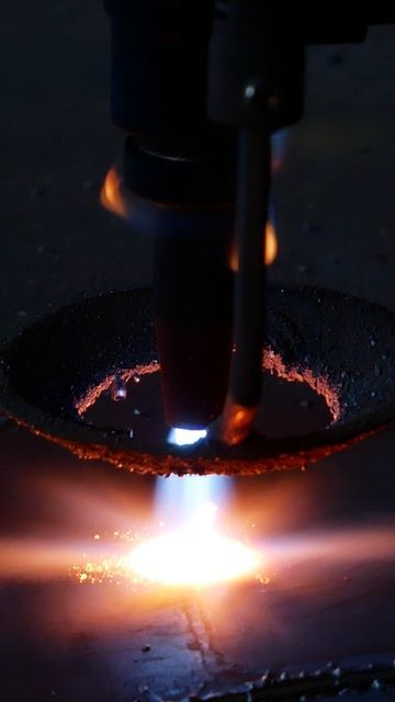 А что вы знаете про газовую резку? А и не надо, просто смотрите, как красиво! #производство #цех смотреть онлайн