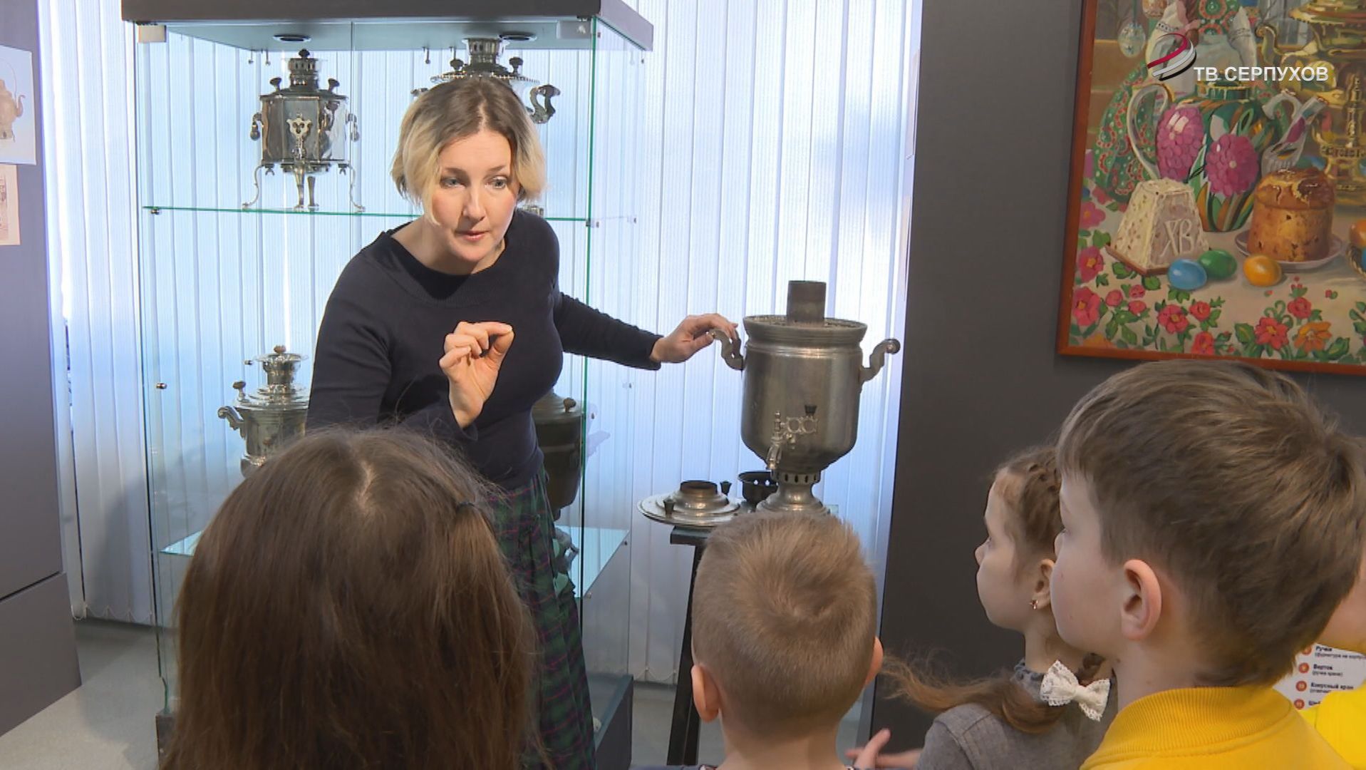 В Серпухове открылась выставка "Дом с самоваром. Живопись и коллекция" смотреть онлайн