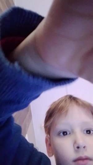 Артём за мной следит потому что мы играем в симбочку