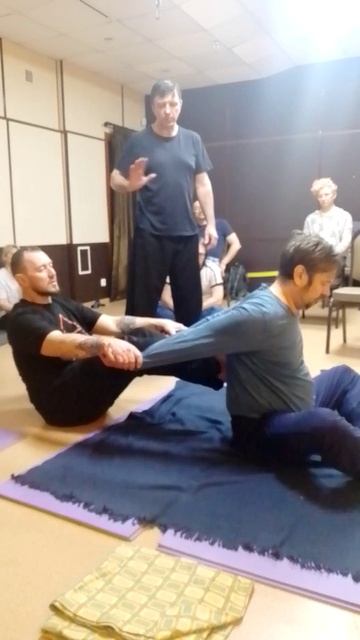 Массаж ногами в области лопаток