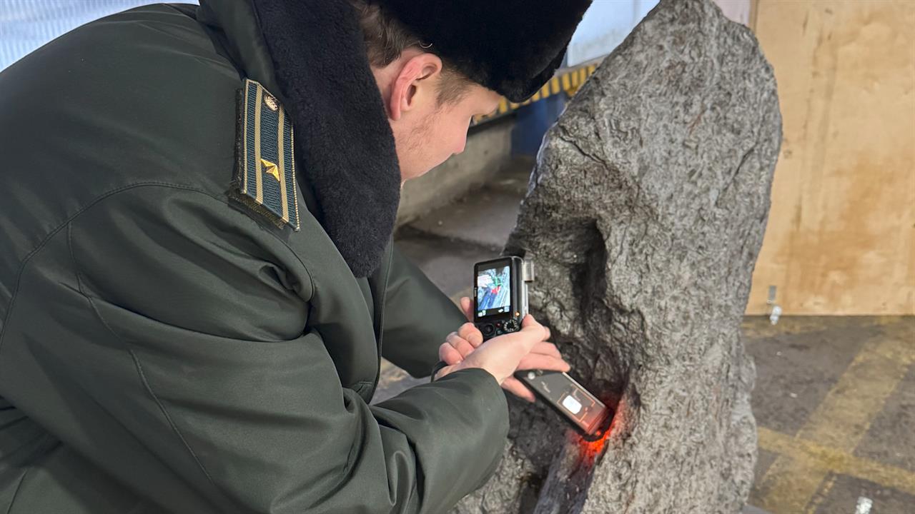 Метеорит весом более 2,5 т пытались контрабандой вывезти из Петербурга в Британию. смотреть онлайн