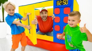 Крис и Миша играют в с игрушечной микроволновкой.