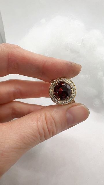 Роскошный золотой перстень с гранатом и бриллиантами
