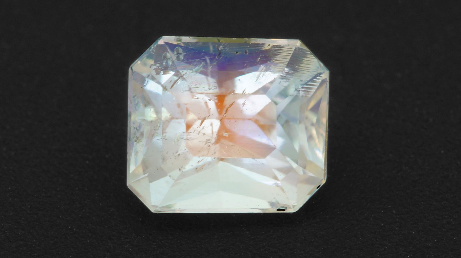 Радужный Лунный камень 1,77 карат