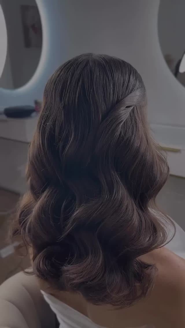 Мальвинка — тренд среди невест этого сезона 2026 #прическа #укладка #волосы #локоны Мальвинка — тренд среди невест этого сезона 2026 #прическа #укладка #волосы #локоны