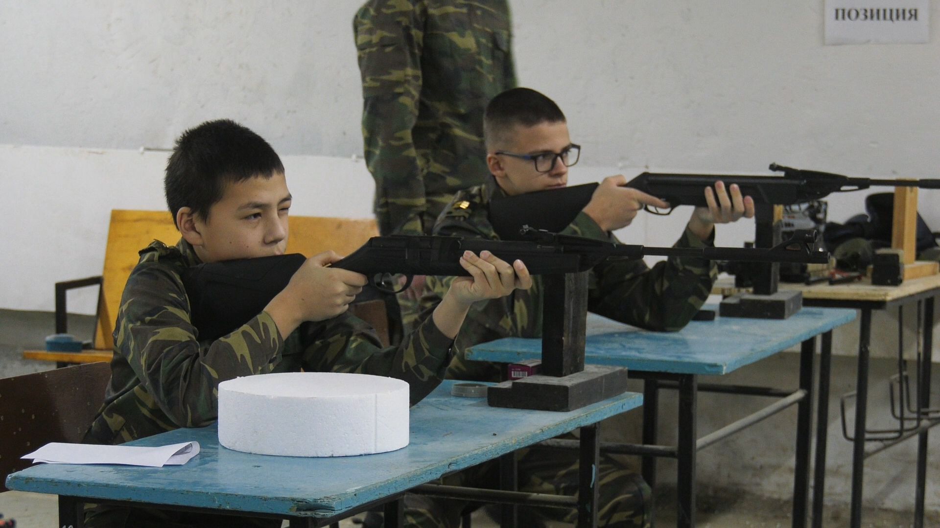 Школьники провели совместную тренировку в тире смотреть онлайн