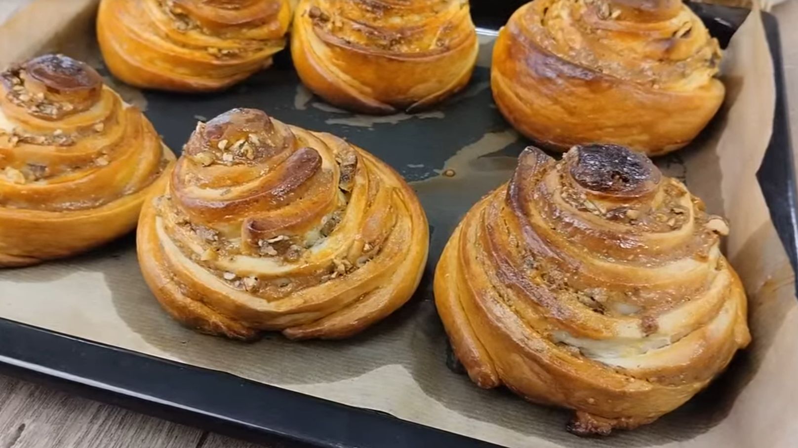 Мед, Сгущенка и Орехи: Идеальный Рецепт Булочек к Чаю для Всей Семьи