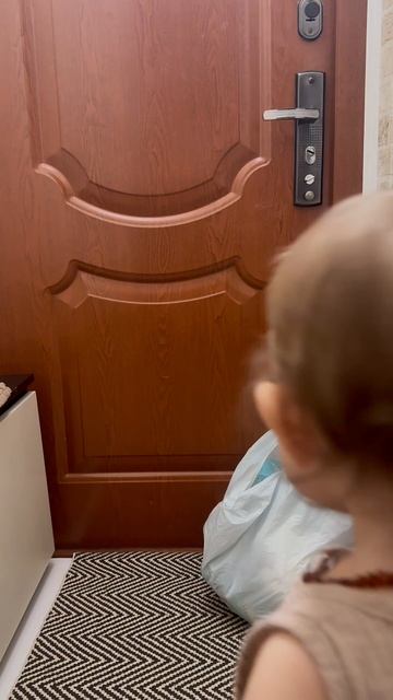 Раньше у нас этим занимался кот, но теперь он в отставке 😂 #юмор #жизненно  #смех #приколы #humor