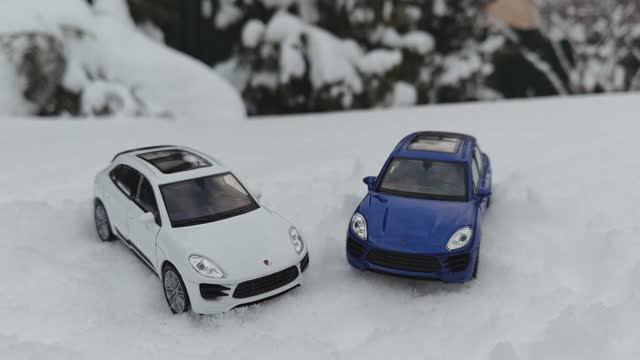 Сравнение моделей Porsche Macan от Welly смотреть онлайн