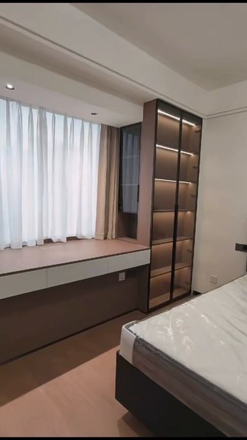 Стол у окна с пеналами, шкаф.