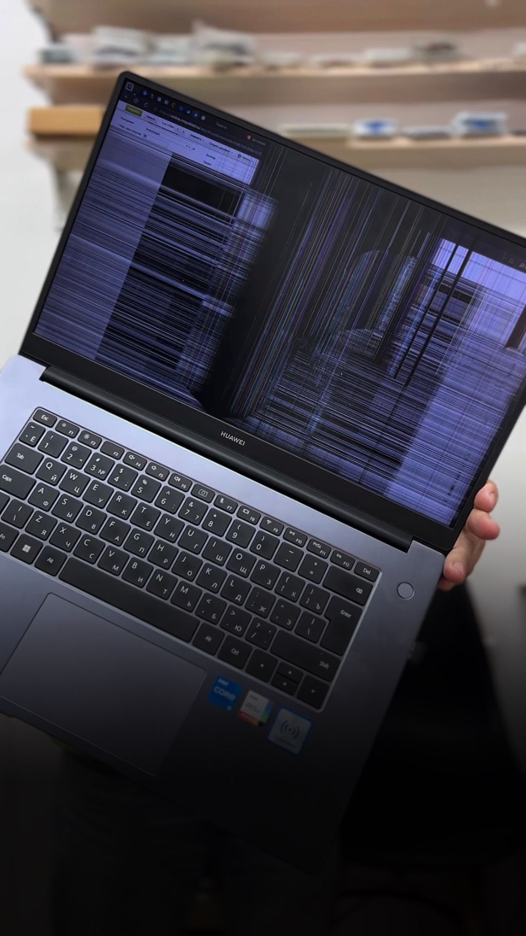 Разбираемся, что делать, если у вас сломался дисплей на ноутбуке Huawei🧐 смотреть онлайн