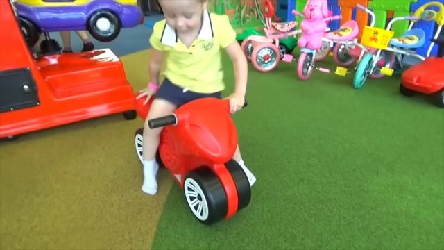 Настя играет в парке аттракционов смотреть онлайн