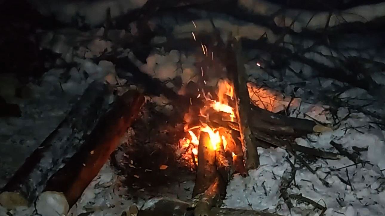 Ночёвка в зимнем лесу у костра и без палатки Ночёвка в зимнем лесу у костра и без палатки