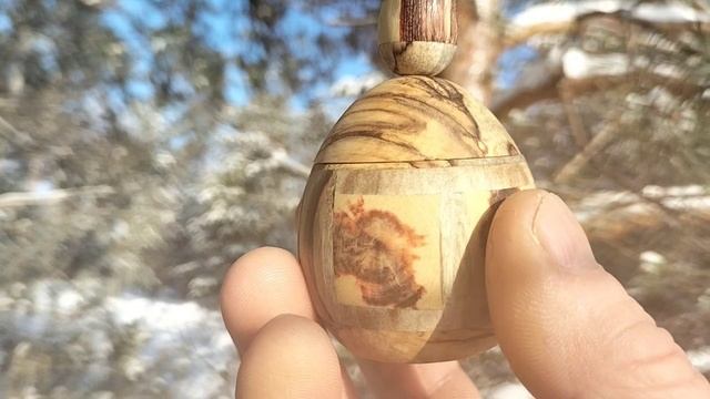 Шкатулка в февральском лесу на березке среди сосен