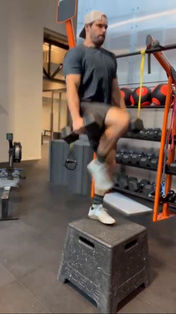 Взрывное зашагивание на бокс с весом с выносом колена | Explosive Step Up To Balance
