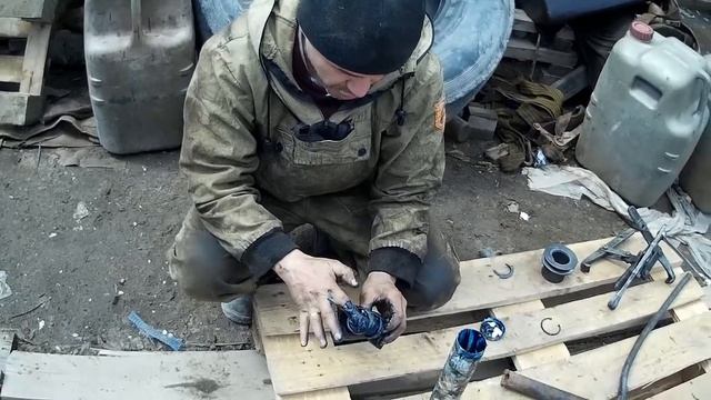 МАЗ, ЯМЗ натяжной ролик засвистел. Мажем смазкой БПВ.