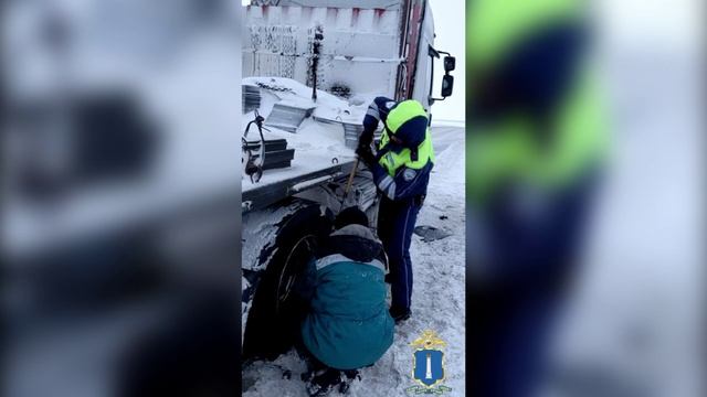 Ульяновские автоинспекторы помогли водителю грузовика, вставшего на трассе из-за поломки колеса смотреть онлайн