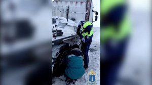 Ульяновские автоинспекторы помогли водителю грузовика, вставшего на трассе из-за поломки колеса