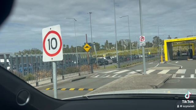 Зона парковки, чтобы забирать людей с Аэропорта в Сиднее