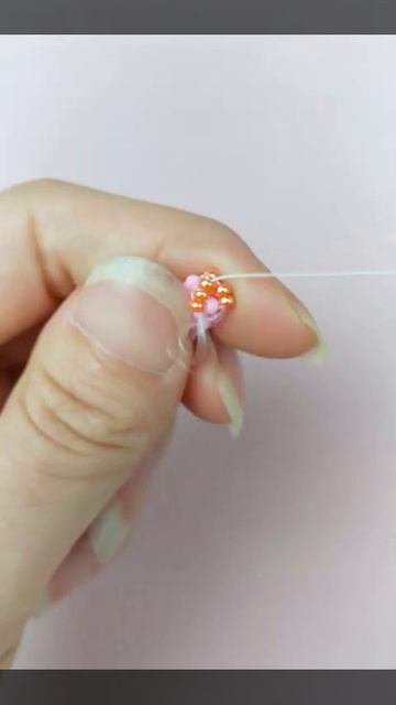 Разноцветный кулон, украшенный бисером. смотреть онлайн