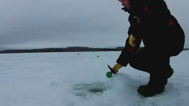 ЛОВЛЯ СУДАКА В ГЛУХОЗИМЬЕ. РЫБАЛКА НА ВОЛГЕ. смотреть онлайн