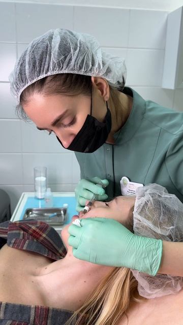 Контурная пластика: увеличение губ + коррекция морщин улыбки смотреть онлайн