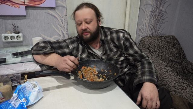 Вкусно кушаю гречку что приготовила мама Я у мамы молодец ПОДВАЛ ИЛЬИЧА вкусная еда смотреть онлайн