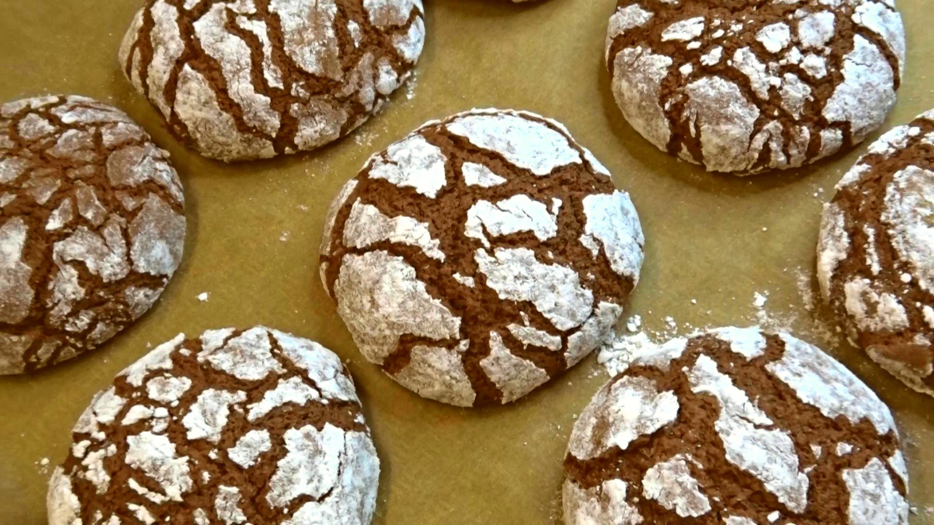 Восхитительно вкусно и исключительно просто. То самое ШОКОЛАДНОЕ ПЕЧЕНЬЕ с трещинками смотреть онлайн