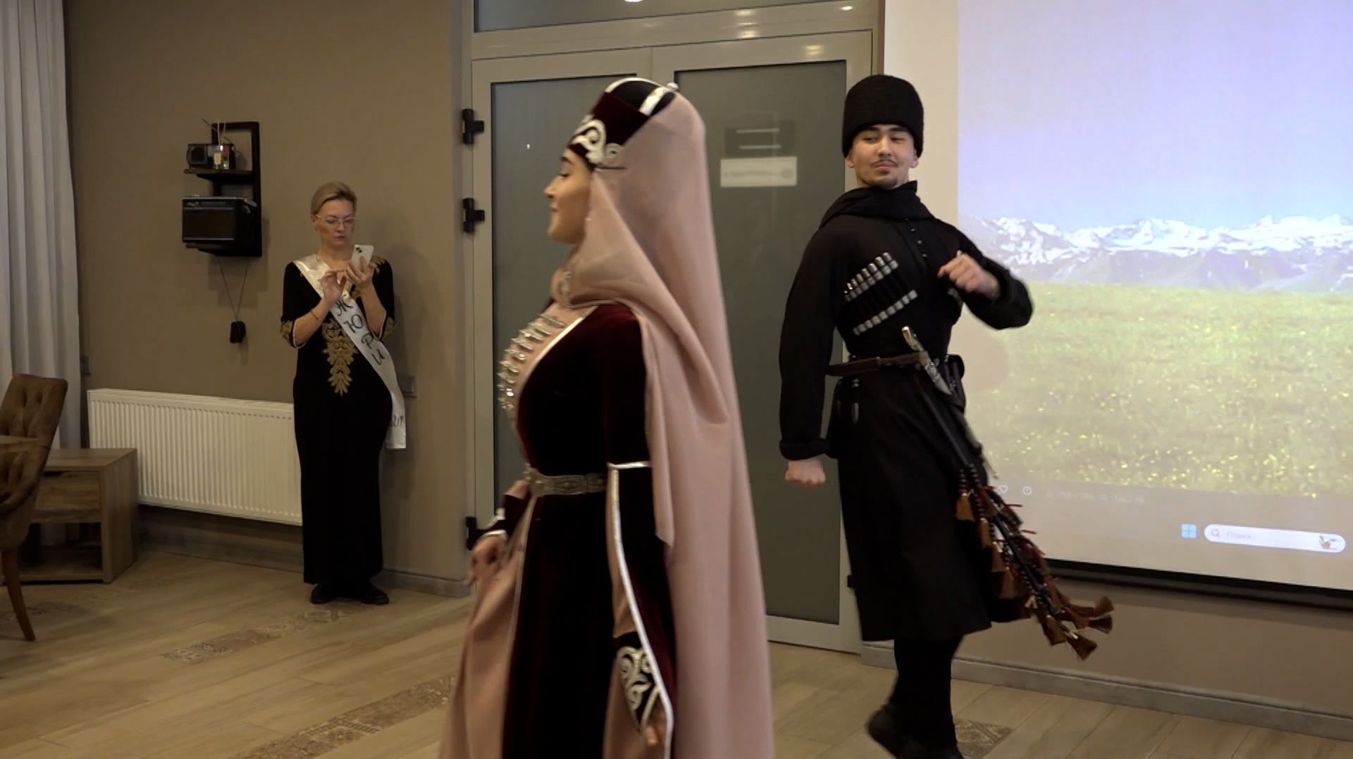 В КБР в год единства народов России проходит международный форум гостеприимства «Кухня без границ» смотреть онлайн