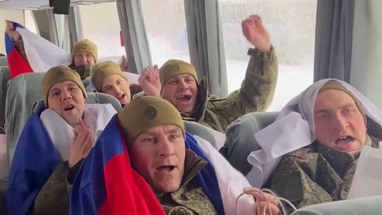 157 российских бойцов и трое жителей Курской области вернулись из украинского плена. смотреть онлайн