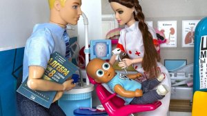 ЧТО ЭТО У ВАС В УХЕ МАКС?👂🤣🤣 Катя и Макс веселая школа! Куклы Барби и ЛОЛ мультики ДаринелкаТВ