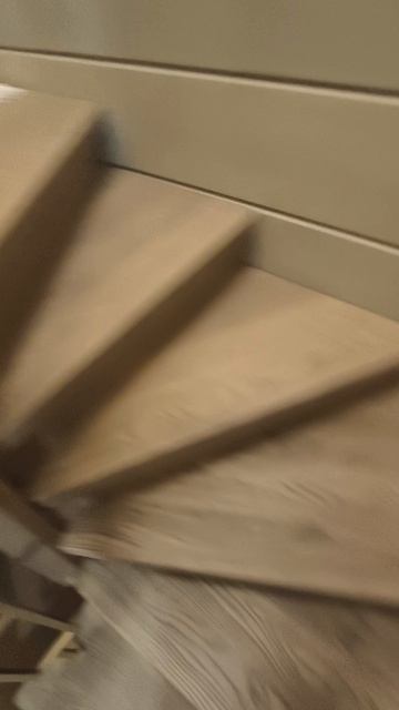 Деревянная лестница от компании #Ремесленник #лестницы #дизайнинтерьера #дизайн #мебельназаказ #спб