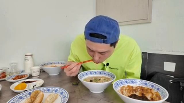 Мукбанг 3 вида лапши Еда на камеру