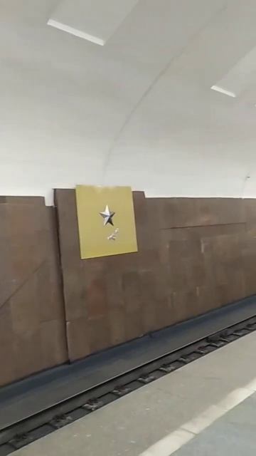 Ст.метро Кантемировская, Москва, Зелёная Линия — интерьер, пассажиры, прибытие поездов Фрагмент 3