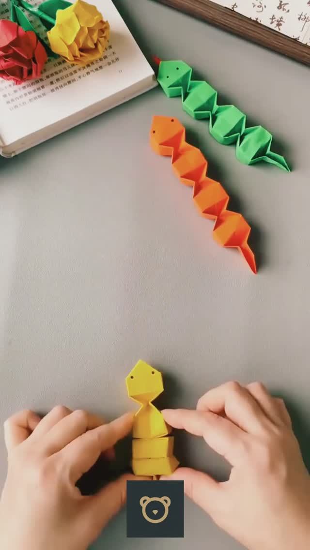 Листик бумаги — и змейка для деток готова! 🌿 Просто и весело