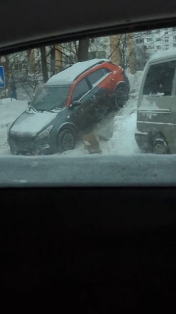 Снег на парковках не оправдывает парковку на тротуарах

За такое нарушение предусмотрен штраф 1000 р