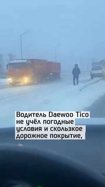 Авто повисло на отбойнике моста