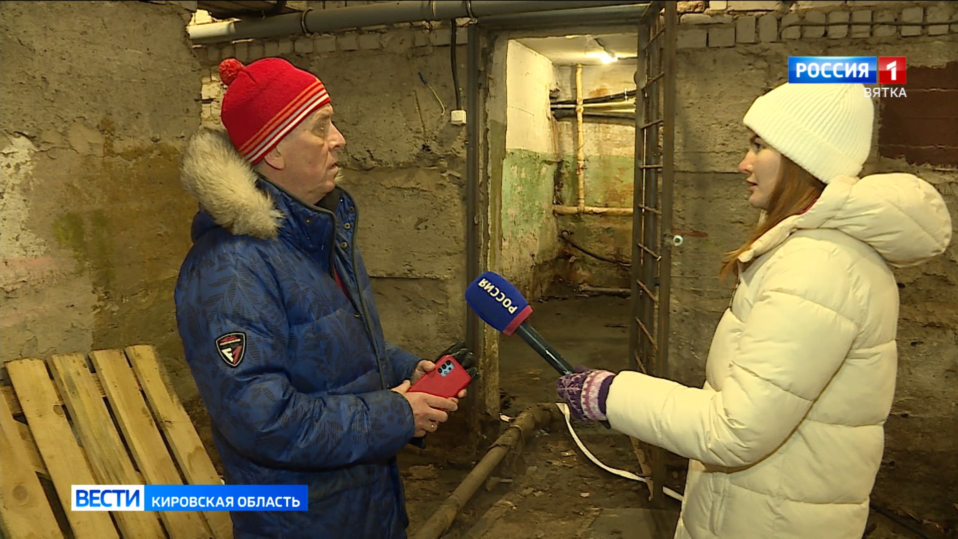 В Кирове канализационные стоки затопили цокольный этаж дома в центре города смотреть онлайн