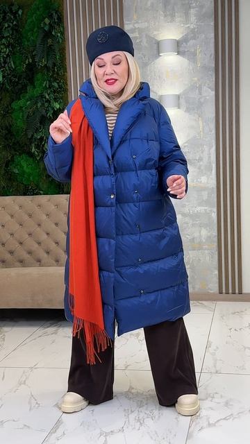 💙💙 Глубокий синий в паре с оранжевым шарфом — это настоящий манифест вашей индивидуальности