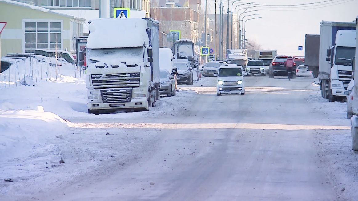 Вологжане жалуются на несанкционированную стоянку грузовиков вдоль дороги смотреть онлайн