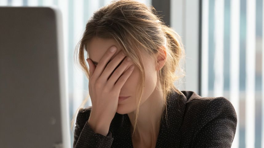 Мини-юбка против регламента: в Петербурге руководителя уволили за внешний вид смотреть онлайн