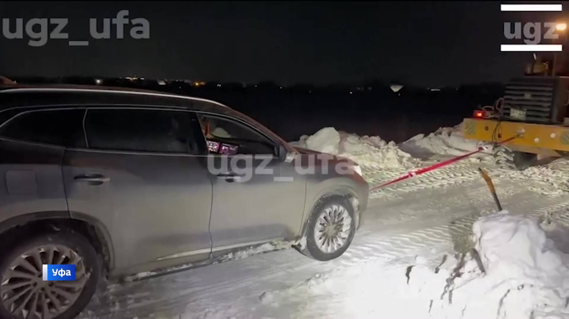 В Уфе спасатели помогли пожилой женщине, увязшей в снегу при попытке срезать путь через поле на авто смотреть онлайн